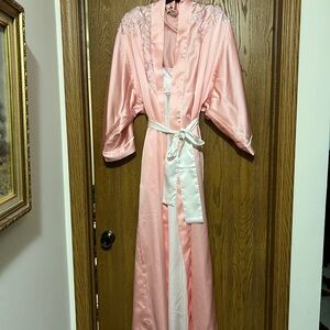 Elegant Pink Natori Robe and slip with Floral Embroidery